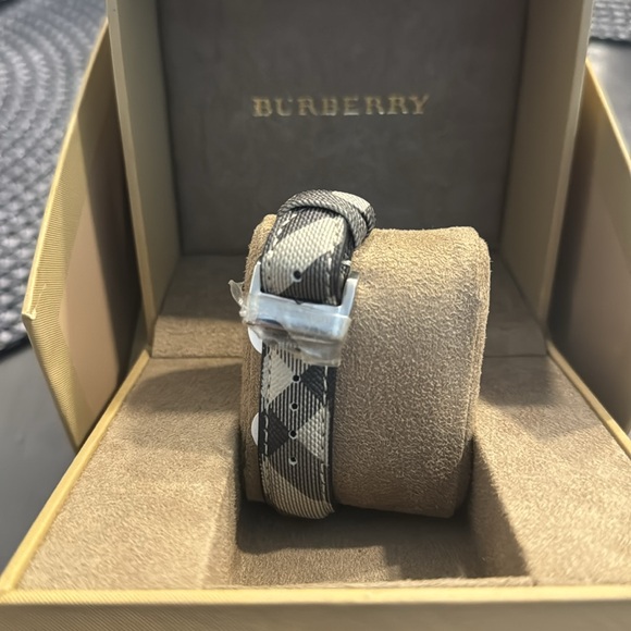 Women’s Burberry Watch - Picture 4 of 4
